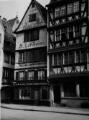 1 vue  - Place du Marché aux Cochons de lait, boucherie Lobstein [1940-1944]. (ouvre la visionneuse)