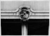 ouvrir dans la visionneuse : Rue du Vieux Marché aux Grains, effigie du Roi Frédéric le Grand au-dessus d'une fenêtre de la Brasserie aux Arcades. [1940-1944].