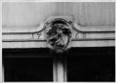 1 vue  - Rue du Vieux Marché aux Grains, effigie du Roi Frédéric le Grand au dessus d\'une fenêtre de la Brasserie aux Arcades. [1940-1944]. (ouvre la visionneuse)
