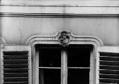 ouvrir dans la visionneuse : Rue du Vieux Marché aux Grains, effigie du Roi Frédéric le Grand au dessus d'une fenêtre de la Brasserie aux Arcades. [1940-1944].