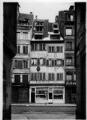 ouvrir dans la visionneuse : Rue du Vieux Marché aux Poissons n°36, « zum Goethe Haus », devanture d'une épicerie. [1940-1944].
