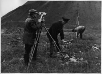 1 vue  - Groupe de géomètres entrain de procéder à des mesures sur le terrain. [1940-1944]. (ouvre la visionneuse)
