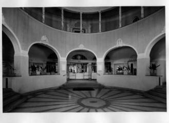 1 vue  - Grand établissement de bains municipaux, hall d'entrée. [1940-1944]. (ouvre la visionneuse)