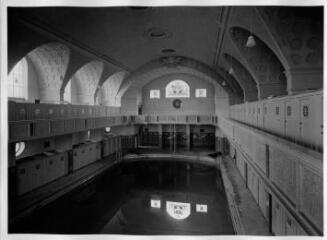 1 vue  - Grand établissement de bains municipaux, grand bassin. [1940-1944]. (ouvre la visionneuse)