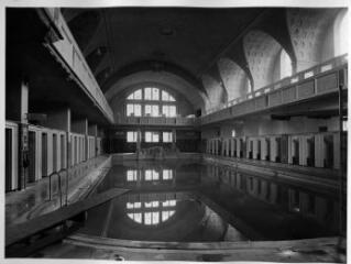 1 vue  - Grand établissement de bains municipaux, grand bassin. [1940-1944]. (ouvre la visionneuse)