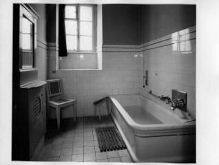 1 vue  - Grand établissement de bains municipaux, cabine de bain avec baignoire. [1940-1944]. (ouvre la visionneuse)