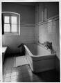 ouvrir dans la visionneuse : Grand établissement de bains municipaux, cabine de bain avec baignoire. [1940-1944].
