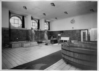1 vue  - Grand établissement de bains municipaux, bains médicinaux. [1940-1944]. (ouvre la visionneuse)