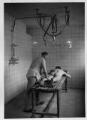 1 vue  - Grand établissement de bains, séance de massage. [1940-1944]. (ouvre la visionneuse)