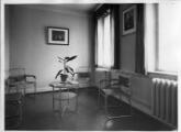 ouvrir dans la visionneuse : Salle d'attente [cabinet médical]. [1940-1944].