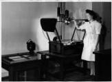1 vue  - Atelier photographique, station de microfilmage, employée. [1940-1944]. (ouvre la visionneuse)