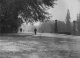 1 vue  - Pont de l\'Université, passants. [1940-1944]. (ouvre la visionneuse)