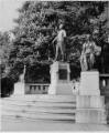 ouvrir dans la visionneuse : Place de l'Université, monument Goethe. [1940-1944].