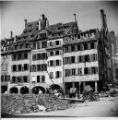 ouvrir dans la visionneuse : Rue des Grandes Arcades à hauteur de la place Gutenberg, immeubles partiellement détruits lors du bombardement aérien du 11 août 1944.