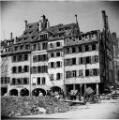1 vue  - Rue des Grandes Arcades à hauteur de la place Gutenberg, immeubles partiellement détruits lors du bombardement aérien du 11 août 1944. (ouvre la visionneuse)