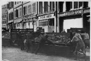 1 vue  - Rue des Grandes Arcades, à hauteur du fonds de commerce \'Brucker Sport\', suite au bombardement aérien du 11 août 1944. (ouvre la visionneuse)