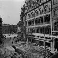 1 vue  - Rue des Grandes Arcades, grand magasin \'Boka\' partiellement détruit lors du bombardement aérien du 11 août 1944. (ouvre la visionneuse)