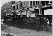 1 vue  - Rue des Grandes Arcades, à hauteur du fonds de commerce \'Brucker Sport\', suite au bombardement aérien du 11 août 1944. (ouvre la visionneuse)