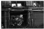 1 vue  - Rue des Grandes-Arcades, immeuble [entre une parfumerie et la boutique L. JOST] partiellement détruit lors du bombardement aérien du 11 août 1944. (ouvre la visionneuse)