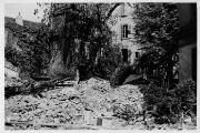ouvrir dans la visionneuse : Rue des Bateliers, décombres de maisons détruites lors du bombardement aérien du 11 août 1944.