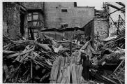 ouvrir dans la visionneuse : Rue des Bateliers, décombres de maisons détruites lors du bombardement aérien du 11 août 1944.