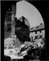 ouvrir dans la visionneuse : Place des Bouchers [actuellement place d'Austerlitz] et rue des Boeufs, dégâts sur les immeubles suite au bombardement aérien du 11 août 1944.