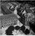 1 vue  - Place du Château, déblais du bombardement aérien du 11 août 1944. (ouvre la visionneuse)