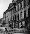 1 vue  - Terrasse du Palais Rohan suite au bombardement aérien du 11 août 1944. (ouvre la visionneuse)