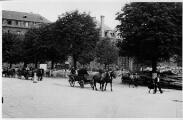 ouvrir dans la visionneuse : Place du Château, enlèvement des gravats suite au bombardement aérien du 11 août 1944. 13 août 1944.