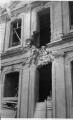 1 vue  - Palais Rohan, dégâts sur une façade suite au bombardement aérien du 11 août 1944. (ouvre la visionneuse)