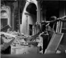 ouvrir dans la visionneuse : Palais Rohan, dégâts et décombres à l'intérieur des salles du musée suite au bombardement aérien du 11 août 1944.