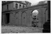 ouvrir dans la visionneuse : Palais Rohan, dégâts et décombres suite au bombardement aérien du 11 août 1944.