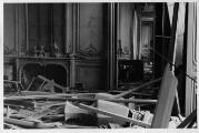ouvrir dans la visionneuse : Palais Rohan, dégâts et décombres à l'intérieur des salles du musée suite au bombardement aérien du 11 août 1944.