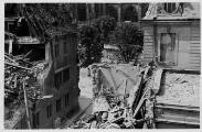 ouvrir dans la visionneuse : Rue Rohan et maison de l'Oeuvre Notre Dame après le bombardement aérien du 11 août 1944 (2 vues).