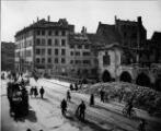 1 vue  - Pont du Corbeau (vers la place du Corbeau), Ancienne Douane, dégâts et décombres des bâtiments suite au bombardement aérien du 11 août 1944. (ouvre la visionneuse)