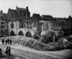 ouvrir dans la visionneuse : Ancienne Douane après le bombardement aérien du 11 août 1944, badauds.