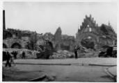 3 vues  - Ancienne Douane après le bombardement aérien du 11 août 1944, badauds. (ouvre la visionneuse)