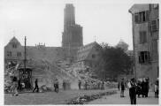1 vue  - Place du Corbeau n°6 à 9, décombres de l\'ilot de maisons détruites lors du bombardement aérien du 11 août 1944. (ouvre la visionneuse)