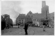 ouvrir dans la visionneuse : Place du Corbeau, décombres de l'ilot de maisons détruites lors du bombardement aérien du 11 août 1944.