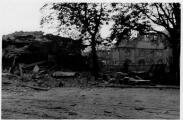 2 vues  - Place du Corbeau, décombres de l\'ilot de maisons détruites lors du bombardement aérien du 11 août 1944. (ouvre la visionneuse)