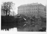 ouvrir dans la visionneuse : Place du Corbeau, décombres de l'ilot de maisons détruites lors du bombardement aérien du 11 août 1944.