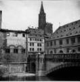 ouvrir dans la visionneuse : Pont du Corbeau, Grandes Boucheries et Ancienne Douane, dégâts sur les bâtiments suite au bombardement aérien du 11 août 1944.