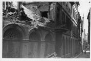 2 vues  - Rue de l\'Ecurie, dégâts et décombres des bâtiments suite au bombardement aérien du 11 août 1944. (ouvre la visionneuse)