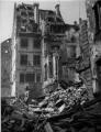 1 vue  - Rue du Fossé-des-Tailleurs vers la rue des Hallebardes, dégâts et décombres des bâtiments suite au bombardement aérien du 11 août 1944. (ouvre la visionneuse)