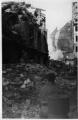 ouvrir dans la visionneuse : Rue du Fossé-des-Tailleurs, dégâts et décombres de bâtiments suite au bombardement aérien du 11 août 1944.