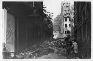ouvrir dans la visionneuse : Rue du Fossé-des-Tailleurs vers la rue des Hallebardes, dégâts et décombres des bâtiments suite au bombardement aérien du 11 août 1944.