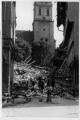 1 vue  - Ruelle des Trois-Gâteaux vers l\'église Sainte-Madeleine après le bombardement aérien du 11 août 1944. (ouvre la visionneuse)