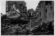 1 vue  - Ruelle des Trois-Gâteaux, immeubles détruits lors du bombardement aérien du 11 août 1944. (ouvre la visionneuse)