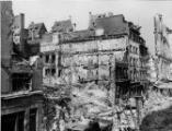 1 vue  - Rue Gutenberg, immeubles détruits et décombres suite au bombardement aérien du 11 août 1944. (ouvre la visionneuse)