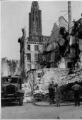 1 vue  - Rue Gutenberg à l\'angle de la Rue du Miroir, immeubles éventrés, décombres suite au bombardement aérien du 11 août 1944. (ouvre la visionneuse)